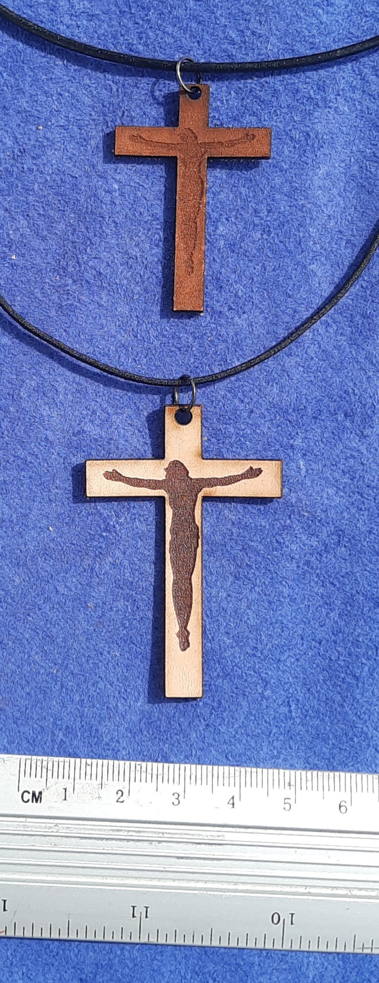 Anhänger - Jesus-Kreuz-Motiv aus unbehandeltem, echtem LEDER