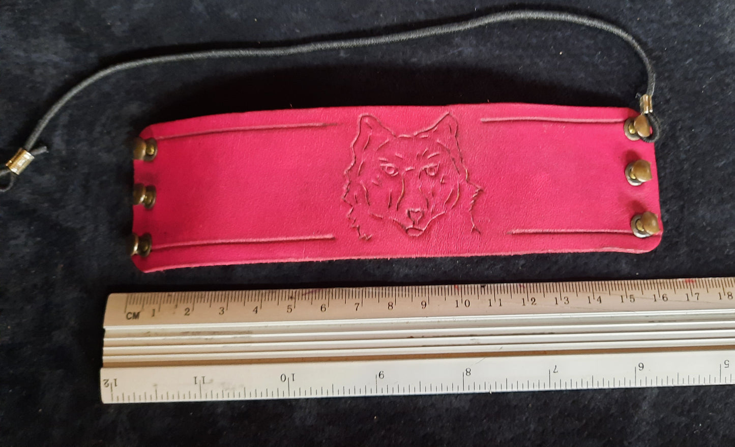 Armband – Wolfskopf mit Verzierungen